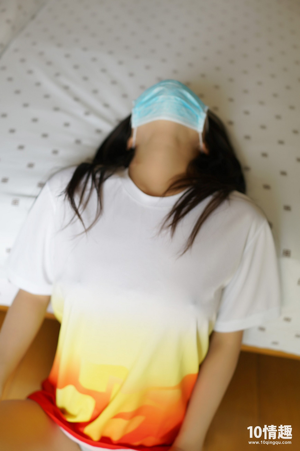 [ROSI写真]口罩系列NO.373_宽松上衣妹子无内真空激凸床上撩人姿势诱惑写真52P