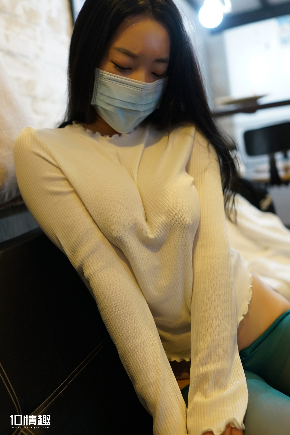 [ROSI写真]口罩系列NO.525_无内紫丝裤袜美女撩白色毛衣真空露美乳凸点诱惑写真30P