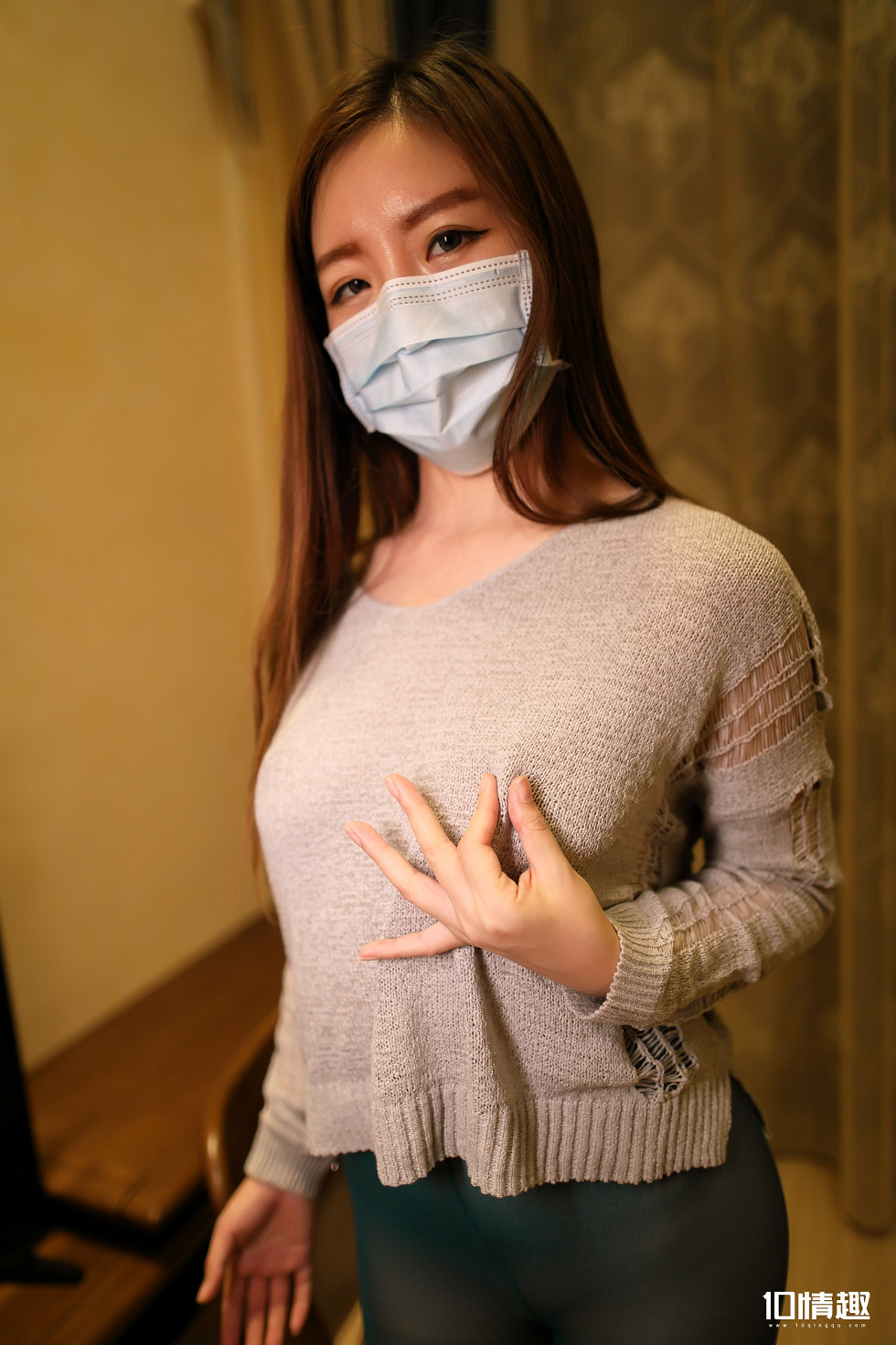 [ROSI写真]口罩系列NO.555_薄毛衣美女居家真空激凸墨绿色无内超薄裤袜诱惑写真62P