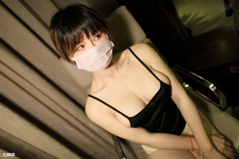 [ROSI写真]口罩系列NO.699_黑色吊带衣妹子居家无内真空露豪乳激凸诱惑写真26P