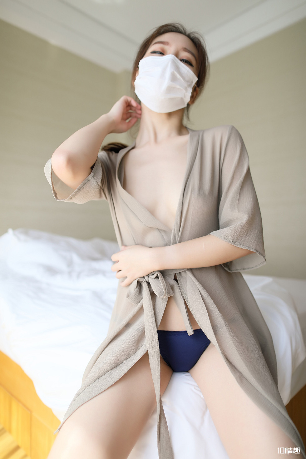 [ROSI写真]口罩系列NO.713_灰色薄纱睡衣美女居家床上真空透视美乳露点诱惑写真59P